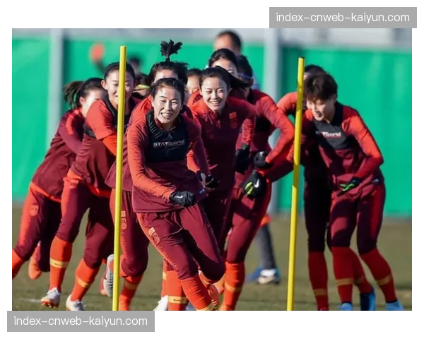 巴萨训练场上耐克CEO现场观看女足一线队训练课，与女足主帅佩雷-罗梅乌交流