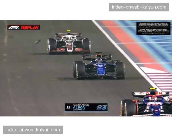 澳大利亚F1大奖赛，阿尔本赛车起火，车手及时逃生，比赛触发红旗