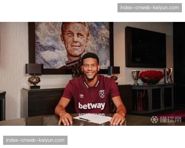 特写镜头：尼斯中卫托迪博在一次成功的混合防守后，向指挥的队长竖拇指示意